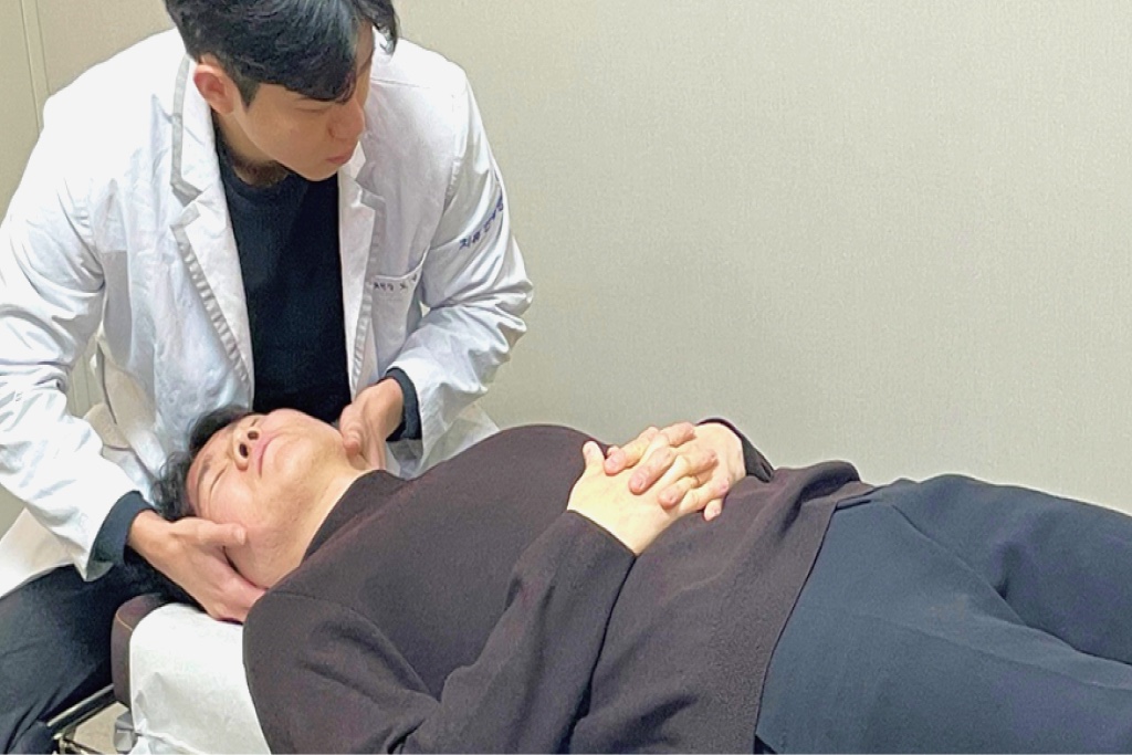 환자를 진단하는 의료진